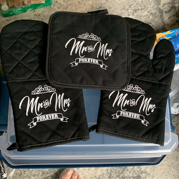 Deluxy Mr & Mrs Apron, Potholder And Cookbook Set For Couple new 6pcs - Picture 1 of 4